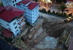 Kahramanmaraş’ta temel kazısında toprak kaydı, 2 bina boşaltıldı
