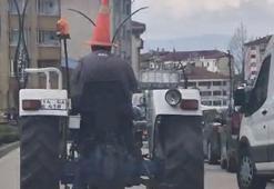 Kafasına taktığı dubayla traktörle trafikte ilerledi