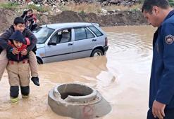 Hatay'da sağanak; otomobilde mahsur kalan öğrencileri itfaiye kurtardı
