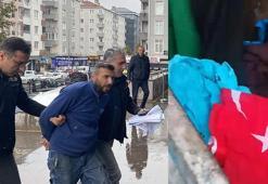 Bayrağı çöpe attı ‘vatan hainleri’ diye paylaşım yaptı