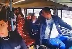 Yolcularla konuşurken kaza yaptı