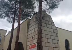 Diyarbakır’da kuvvetli rüzgarla caminin minaresi evin damına devrildi