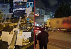 Arnavutköy'de seyir halindeki TIR, otobüs durağına daldı