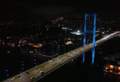 İstanbul Boğazı’ndaki köprüler turkuaz renge büründü