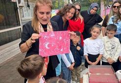 Minik eller ebru sanatıyla Türk bayrağı işledi
