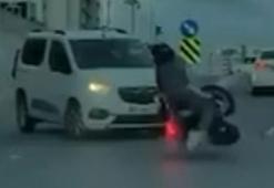 Esenyurt'ta hafif ticari aracın motosiklete çarptığı kaza kamerada