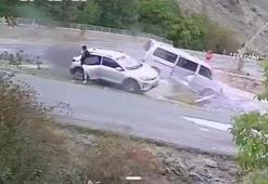 Gümüşhane'de minibüs ile otomobilin çarpıştığı kaza kamerada: 4 yaralı