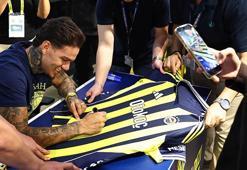 Fenerbahçeli Ederson, imza gününde taraftarlarla buluştu