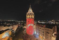 Galata Kulesi, İstanbul'un kurtuluşunun 103’üncü yıl dönümü nedeniyle Türk bayrağıyla ışıklandırıldı