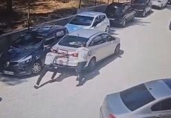 Park halindeyken geriye hareket eden otomobili güvenlik görevlileri durdurdu