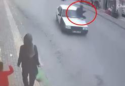 Otomobilin çarpacağını anlayınca sıçrayıp, yan aynaya tutundu; kaza kamerada