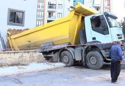 Pendik’te freni boşalan hafriyat kamyonu iş yerine girdi; araçtan atlayan şoför yaralandı