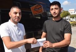 Parasını düşüren motosikletliye sanal medyadan ulaşıp teslim etti