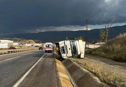 Tosya D100’de kamyon yan yattı: 2 yaralı