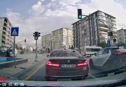 Kamyonetle otomobil çarpıştı; 2 yaya savrulan araçlardan son anda kurtuldu
