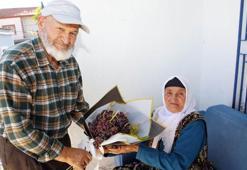 58 yıllık eşine her doğum gününde çiçek yerine üzüm hediye ediyor
