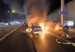 Sarıyer TEM Otoyolu’nda otomobil duran taksiye çarptı: 2 araç yandı, 5 kişi yaralandı