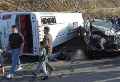Bingöl’de midibüs ile kamyonet çarpıştı: 12 yaralı