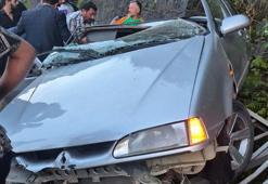 Artvin'de otomobil istinat duvarına çarptı: 3 yaralı