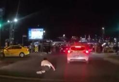 Fatih'te yolun karşısına geçmek isteyen kişiye çarpan otomobil kamerada