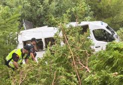 Mersin'de minibüs bahçeye yuvarlandı: 1'i ağır, 17 yaralı