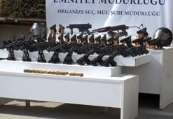 Suç örgütü operasyonlarında ele geçirilenler emniyette sergilendi