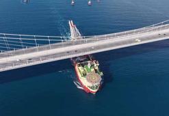 Boru döşeme gemisi 'JSD6000' İstanbul Boğazı'ndan geçti
