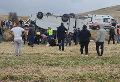 Afyonkarahisar'da midibüs, şarampole devrildi: 25 yaralı