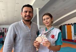 Babasının çocukluk hayalini gerçekleştirmek için başladığı kick boksta dünya 3’üncüsü oldu