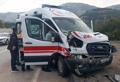 Biri ambulans 4 araç zincirleme kazaya karıştı: 6 yaralı