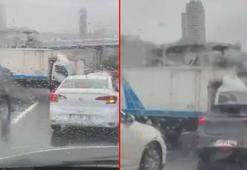 Beylikdüzü'nde kamyonet, metrobüs bariyerine çarptı; trafik yoğunluğu oluştu