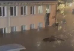 Sarıyer'de yağış nedeniyle sürüklenen araçlar kamerada