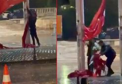 Taksim Meydanı'nda yere düşen Türk bayrağını polis kaldırdı