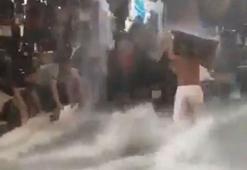 Fatih’te su baskınıyla mücadele eden esnaf akıntıya kapılmaktan son anda kurtuldu