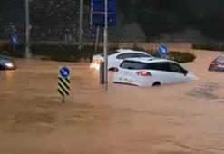 Beykoz’da sağanakla birlikte göle dönen yollarda, araçlarında mahsur kaldılar