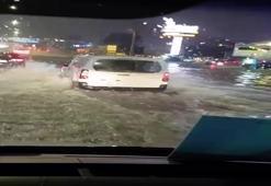 Kocaeli’de sağanak su baskınlarına neden oldu