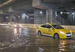 Adana'da sağanak; yollar göle döndü