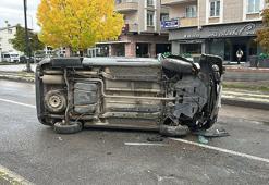 Sivas'ta hafif ticari araç devrildi: 4 yaralı