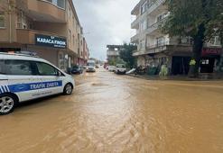 Sakarya’da sağanak; yollar ve sokaklar suyla kaplandı