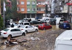 Ayazağa'da sel sularının araçları sürüklediği sokak havadan görüntüledi