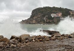 Amasra'da fırtına; dalga boyu 2 metreye ulaştı