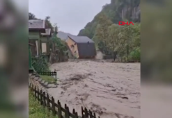 Sakarya'da sağanak; dere kenarındaki villa yıkıldı