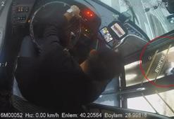 Sürücüyle tartışan yaya, özel halk otobüsünün camını yumrukla kırdı