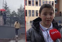 11 yaşındaki Alperen, Atatürk büstüne şemsiye tuttu: Islanmasına içim el vermedi
