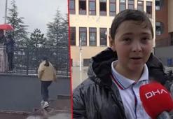 11 yaşındaki Alperen, Atatürk büstüne şemsiye tuttu: Islanmasına içim el vermedi