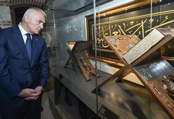 Hattat Mehmet Özçay, Mushaf-ı Şerif'in el yazması aslını TÜYEK'e bağışladı