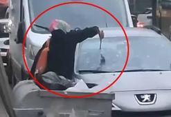 Tartıştığı kocasının otomobiline çekiçle zarar verdi