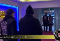 İzmir’de 9 yıldır aranan dolandırıcılıktan 28 yıla hükümlü çift aynı adreste yakalandı