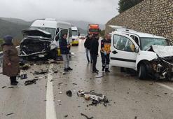 Yolcu minibüsüyle hafif ticari araç kafa kafaya çarpıştı: 1 ölü, 10 yaralı