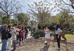 İşitme engelli gençler, İzmir'i 'Ellerin Dilinden Öyküler' ile keşfetti